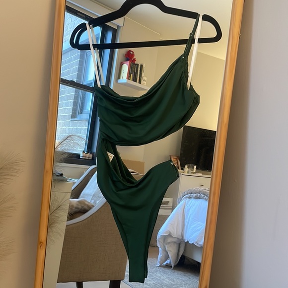 Revolve Superdown Veronica Cut Out Bodysuit in Forest Green (NWOT) - Picture 8 of 10